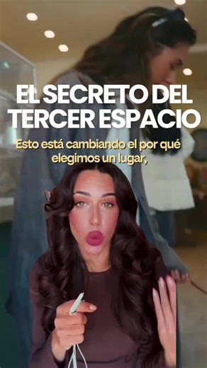 🔴 ALERTA TENDENCIA: ESTO VA A CAMBIAR CÓMO COMPRAMOS Lo que estamos viendo no es una moda pasajera: es un cambio profundo en cómo consumimos, cómo socializamos y cómo decidimos dónde gastar nuestro dinero. Cada vez más marcas están dejando de ser “solo tiendas” para convertirse en lugares donde pasas tiempo, conectas con gente, trabajas, descansas… y luego, sin darte cuenta, compras. No compramos objetos: compramos pertenencia, ambiente y sensaciones. Esta es la lógica de los third places y exp