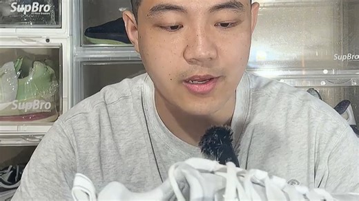 阿迪达斯Xenoburst篮球鞋开箱，畅享疾速突破快感！实战中轻盈响应，缓震出色，助你轻松应对变向急停，球场表现全面提升。