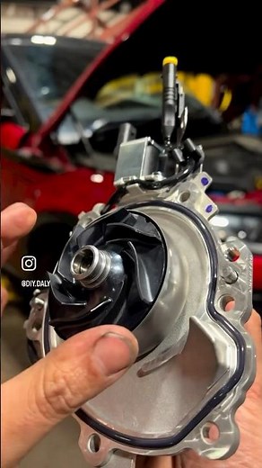 Quick look at the electronic water pump on the Land Rover 2.0 ingenium engine #landrover