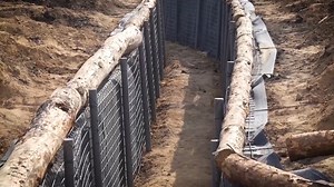 Kharkiv Oblast: President Volodymyr Zelenskyy visited a military fortification and explained how the fortifications are constructed and deployed. These fortifications consist of an extensive system of trenches, dugouts and other types of shelters. Barriers are being set up near the border with the Russian Federation: concrete pyramids, "dragon's teeth”, and anti-tank ditches. 📹: Zelenskyy | Official | The New Voice of Ukraine