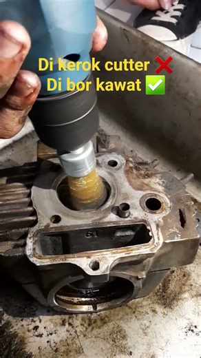 Cleaning head combustion chamber