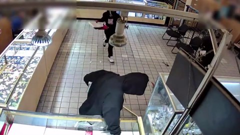 Masked thieves pull off smash-and-grab robbery at jewelry counter inside N. Houston grocery store