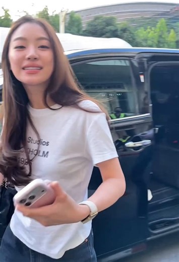 ใส่เสื้อยืดขาวกางเกงยีนส์แล้วดูดีขนาดนี้ได้ยังไง
