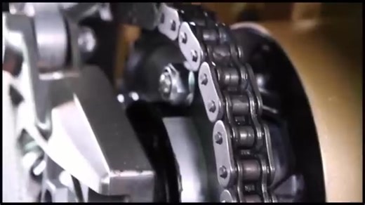 【Motul C5 鍊條保養油】 它是一種白色鏈狀潤滑脂，具有極強的附著力 即使在高速行駛時，也幾乎不會從鏈條脫落 防止鏽蝕、可耐水和鹽分、優秀的滲透力、強大的附著力 上有刷子塗抹器使用便利 此款包裝更易於保存，可隨時置於車內 產地:法國 容量:150ml 官網:https://reurl.cc/xGaW91 超取:https://reurl.cc/0jvmpl | 機油倉庫