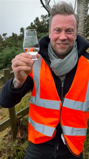 Whiskytossen/Whiskygeek on Instagram: "🇩🇰Den første dag på min tur til Skotland besøgte jeg @theglenrothes, hvor vi startede med at besøge kilden, som deres vand kommer fra. Vi drak også direkte fra kilden – en fantastisk oplevelse. Vandet var blødt og rundt og renses udelukkende gennem et UV-filter, hvorefter det er klar til at blive omdannet til whisky 💦🥃♻️ 🇬🇧On the first day of my trip to Scotland, I visited @theglenrothes, where we began by visiting the spring that supplies their water