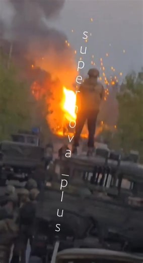 💥Russian soldiers watch the aftermath of an attack on their convoy in the Zaporizhzhia region of Ukraine. | Oleksandr Panchenko