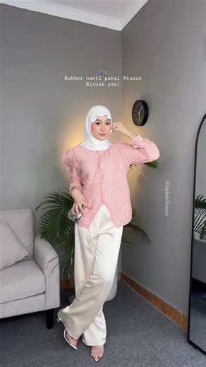 Shilvia Ditania on Instagram: "[ SPILL LENGKAP & CARA ORDER BACA CAPTION 👇🏻 ] -• Blouse : L!nk dib!o no. 526A -• Celana satin : L!nk dib!o no. 167A (cream) -• Pashmina : L!nk dib!o no. 885 -• Tas : L!nk dib!o no. 527A CARA BELI : • klik link dibio @shilviaditania "shpe.site/shilvia" • dikolom search, ketik sesuai nomor produk yang ada dicaption Video • nanti langsung masuk shopee • tinggal checkout • kalau belum punya apk shopee bisa download dlu Kalau masih bingung bisa cek Reels yang di Pin 