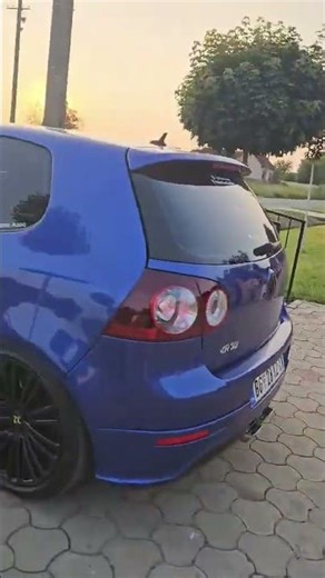 Golf 5 R32 brutal sound exhaust flames #golf5 #golfv #viral #r32 #vr6 #carsounds #cartok #fyp