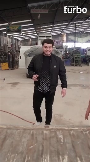 Lenin Ramírez visita el taller, observa su camioneta y deja volar la imaginación 🎨💥 ¿Un tapiz más exótico? ¡Por supuesto! Así comienza un proyecto lleno de estilo, personalidad y grandes ideas. Cuando la música se mezcla con los motores, nacen transformaciones únicas. #Mexicanicos | Discovery Turbo