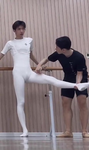 Asian Ballet Boys: Ballet Practice with Akira Araya