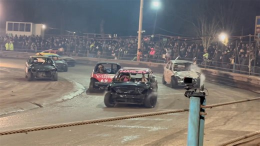 301 Jack Botfield rattled in 126 Ben Collier during Heat 3 at Eastbourne | Caged Bangers