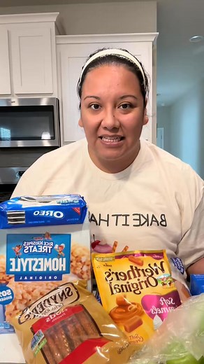 Let me show you how to make chocolate covered Oreos! #oreos #chocolate #chocolatecoveredoreos #chocolatecoveredtreats | Marlen Escatel