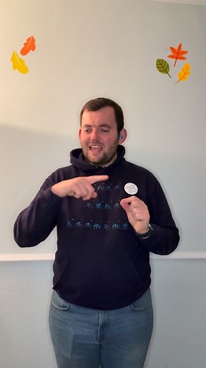 Today’s British Sign Language sign? ✨ Today’s sign is: #Leaves #🍁 ! Curious to learn more? I share a new BSL sign every day – perfect for beginners, learners, and sign lovers! #autumnoutfits #colour 🔍 P.S. I’m from the South of the UK, so some signs might be regional! Let’s celebrate language and inclusion together 💬💙 #BritishSignLanguage | The Deaf Chef