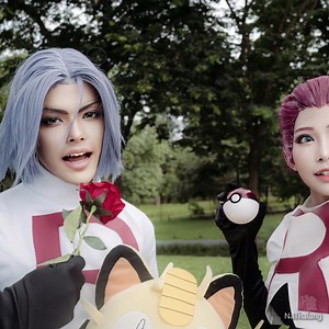 Cosplayer: Light Cosplayer Pokémon: Jessie (ムサシ Musashi) Cosplayer: Gaioz Authentic Pokémon: James (コジロウ, Kojirō) Watch more videos at www.youtube.com/NaThalang Want to fund my passion for producing beautiful cosplay videos? ko-fi or stars will help a lot. Thanks. https://ko-fi.com/Nathalang Will be officially at: Oct 28: CosManiac 4 at Union Mall If you are interesting me at other events can always leave an email. (In Bangkok, Thailand) #cosplay #teamrocket | Nathalang