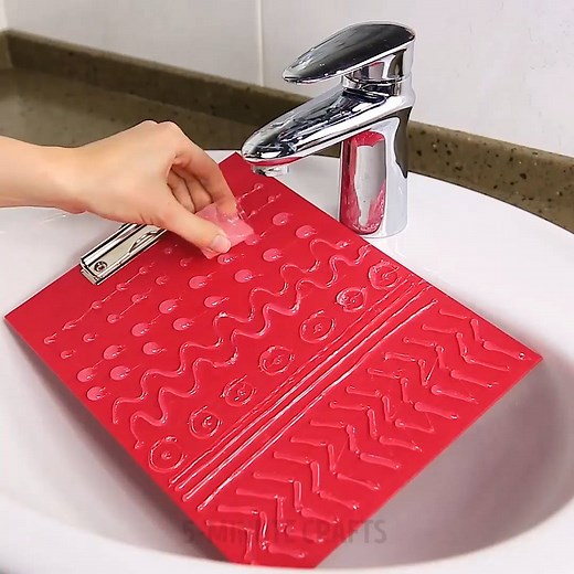 2.7M views · 7K shares | Awesome hot glue hacks for kids.  | 5-Minute Crafts Play | Facebook