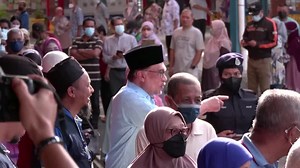 Malaysia faces hung parliament in tight election race