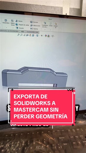Cómo exportar correctamente una pieza de SolidWorks a Mastercam usando formato Parasolid. 1.\tRotar la pieza en SolidWorks para verificar que el modelo esté completamente sólido. 2.\tDirigirse al ícono de Guardar. 3.\tSeleccionar “Guardar como”. 4.\tCambiar el nombre del archivo según el proyecto. 5.\tEn “Tipo de archivo” seleccionar Parasolid (*.x_t). 6.\tConfirmar y dar clic en Guardar. 7.\tAbrir Mastercam. 8.\tIr a la pestaña “File”. 9.\tSeleccionar “Open”. 10.\tBuscar la carpeta donde se gua
