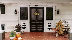 6 Hauntingly Simple Ways to Decorate Your Porch for Halloween