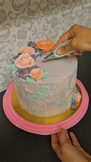 Using stencil template in cake decorating 🌹🎂