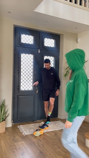 Jean-Baptiste Godet 🇫🇷 on Instagram: "Quand la patronne est dans le secteur, je m’exécute 😂 C’est pareil chez vous ? #couple#rire#portugaise#cafiledroit#"