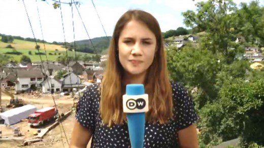 DW's Giulia Saudelli is in Schuld as Merkel arrives