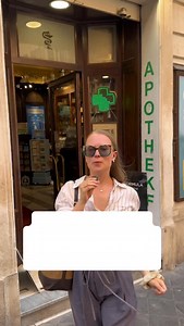 ‘Estoy buscando una farmacia’ en alemán 🇩🇪 -> Ich suche eine Apotheke. ⭐️ Más vocabulario útil: Wo ist die nächste Apotheke? ¿Dónde está la farmacia más cercana? Gibt es hier in der Nähe eine Apotheke? ¿Hay una farmacia por aquí cerca? Wie komme ich zur Apotheke? ¿Cómo llego a la farmacia? Hat die Apotheke noch geöffnet? ¿Está abierta la farmacia? Y no olvides descargar Lexik para aprender más frases útiles del día a día. 🤗🇩🇪 | Alemán con Antonia