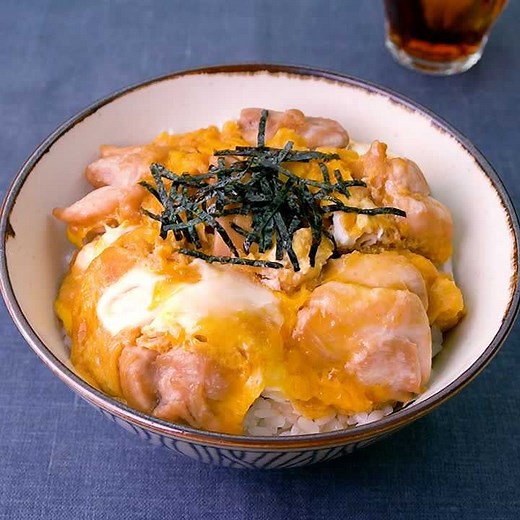 ふわふわ食感！ 玉ねぎなしの親子丼のレシピ動画・作り方 | デリッシュキッチン