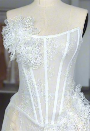 Vestido de cambio de novia Las novias de ahora por fin se están atreviendo a estar cómodas en su propia fiesta, a disfrutarla hasta el último minuto, guardando su vestido de novia principal y poniéndose un vestido más cómodo para bailar en toda la fiesta. En el vestido de cambio de novia podrás reflejar toda tu personalidad con los detalles y esa actitud divertida que necesitas mostrar 🫶🏻✨ @Jason Leon | Fashion Designer #vestidodenovia #vestidodenovia #vestidodecambiolima #vestidodecambioperu 
