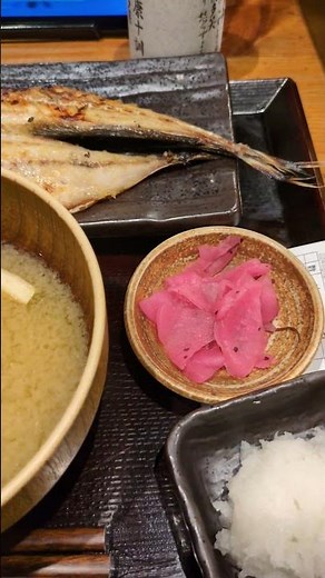 カリカリほくほく、アジの開き定食、田町しんぱち食堂さん。冷奴追加で1010円。 #魚料理 #定食 #大衆食堂