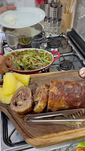 Salada de Chuchu no Micro-ondas 05 Chuchus; 200 Gramas Bacon; 01 Cebola Roxa; 02 Colheres (sopa) Cebolinha; 02 Colheres (sopa) Salsinha; 05 Pimentas Cumari; 1/2 Limão; 01 Colher (café) Pimenta do Reino; 10 Pimentas Biquinho; 01 colher (chá) Sal; 50 Gramas Azeitonas; Azeite a Gosto; | Delicias da Eleni