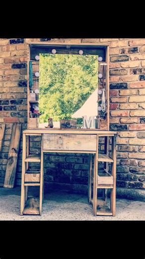 Rustic Pallet Wood Makeup Vanity Design - DIY Tutorial