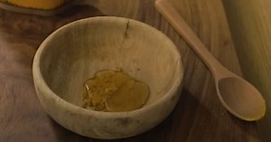 How to Make a Brightening Turmeric Eye Mask & Face Mask