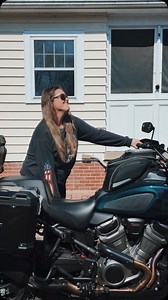 “ThAt BiKe Is ToO bIg FoR yOu” Well yeah man. Any motorcycle that weighs more than triple my weight is going to be “too big” for me. Hence why it’s important to practice and learn proper techniques to achieving your goals! I’ve honestly been so hesitant to put this bike on the center stand because I was intimidated by the balance of the bike. Seeing how people effortlessly “walk” their motorcycles are SO inspiring to me! So in preparation for the new riding season, I decided it’s time to learn h