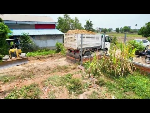 地基里的低洼之处进行土石方回填百分百，推土机和卡车一起进行！ #推土机 #解压 #土石方工程 #第一视角 #减速带