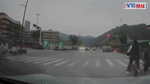 湖北冲灯车撞小学前人群 警3日后始证1死4重伤︱有片