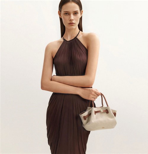 BranDose | Mini 11.02” W x 6.10” H x 3.15” D (28cm x 15.5cm x 8cm) Handle Drop: 3.54” (9cm) Shoulder Strap Drop: 17.72” ~ 20.47” (45cm ~ 52cm | Instagram