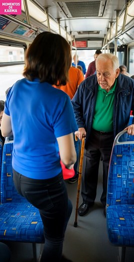 Nunca subestime um homem velho Um idoso com uma bengala procurava um assento livre no ônibus. Mas uma mulher reivindicou rudemente os dois últimos — sentando-se em um e colocando sua bolsa no outro, deixando-o em pé. No entanto, ele não era tão frágil quanto parecia... e tinha sua própria maneira de lidar com a situação. #karma #reviravolta #justiçakármica #fblifestyle #AI . . . (Apenas para fins de entretenimento. Consulte profissionais se forem apresentadas orientações sobre atividades. Nenhum