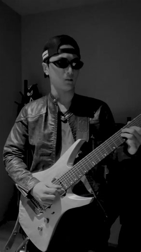 this video gets hotter when you realise it’s a 7 string electric guitar that’s usually for metal 🎸🤘🏻