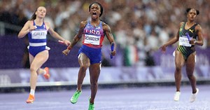 Les Américaines impériales, les Bleues au pied du podium : la finale explosive du 4x100 m en vidéo