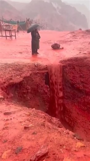 protothema.gr on Instagram: "🌊Σε τοπίο που θύμισε τον πλανήτη Άρη μεταμορφώθηκε η ακτογραμμή στο νησί του Χορμούζ στο Ιράν με τις εικόνες της θάλασσας που έγινε κόκκινη να κάνουν τον γύρο του κόσμου. ❗️Σύμφωνα με τον πρώην διευθυντή της ΕΜΥ, Θοδωρή Κολυδά, «το φαινόμενο, αν και οπτικά εντυπωσιακό, δεν είναι μυστηριώδες: πρόκειται για έναν καθαρά γεωλογικό και υδρομετεωρολογικό μηχανισμό». Όπως εξηγεί σε ανάρτησή του στο Χ «το νησί Χορμούζ είναι γνωστό ως Rainbow Island, καθώς διαθέτει εδάφη εξα