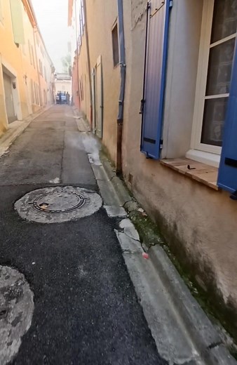 Pas de panique ! La fumée que vous voyez ne vient pas d’un concert de Bob Marley 😄 Il s’agit simplement d’un test fumé réalisé pour repérer les branchements d’eaux pluviales sur le réseau d’égout. Peace,love et bonnes canalisations | Nyons Assainissement