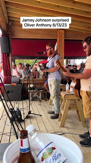 Jamey Johnson Joins Oliver Anthony on Stage