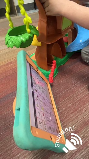 Child-led AAC in play = language growing in real time. 🌟 So proud of this little communicator’s confidence and creativity. 💛 💤🦒🦁🐘 | Empowering Connections Speech Therapy