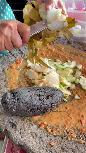 Tipat Ikan Segar Siap Disajikan!