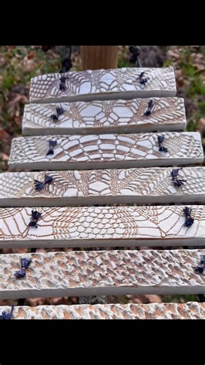 Christian Gauche - Atelier Terre et son - on Instagram: "Argilophone pour le jardin🏡 Gamme pentatonique, intuitive accordée en 430Hz pour le bien être / très proche de la fréquence de l’eau 😃🎵 #Jardin sensoriel #instrumentdemusique #sculpturemusicale #sentiersonore #parcourmusical"