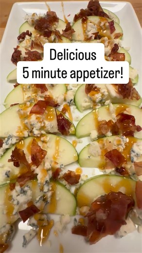 A 5-minute holiday appetizer that always surprises people - and disappears fast! Thin apple slices layered with blue cheese, crispy prosciutto, and a generous drizzle of hot honey...simple, festive and suddenly everyone's asking for the recipe. Perfect for ✨Thanksgiving ✨Evening cocktails ✨Holiday grazing boards ✨Girls' night nibbles Make it once and you'll make them again and again! Pro tip - use very thin apple slices so every bite hits that salty-sweet-crisp moment. Save for holiday entertain