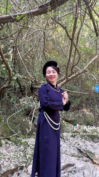 Vì quá điệu nên Thảo mặc trang phục của người Tày để vào hang Pác Bó, nhìn có nắng vậy chứ chỉ có 15 độ thôi .... ! #nguyenthachthao #caobang #suoilenin #xuhuongtiktok #trending