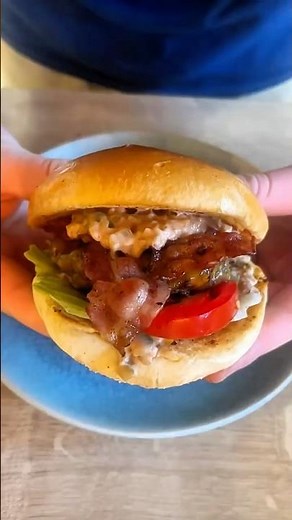 Cheeseburger with bacon!🥓🍔(recipe in the comments)