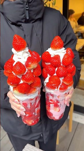 八百屋が作る巨大いちごパフェ🍓【大阪：momovege】