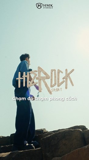 THE ROCK SEASON 2 – CHẠM ĐÁ CHẠM PHONG CÁCH Lấy cảm hứng từ những vách đá kỳ vĩ hàng triệu năm tuổi tại Ghềnh Đá Đĩa – Phú Yên, The Rock Season 2 mang đến một sân khấu thời trang độc bản cho mùa hè. Bộ sưu tập kính gọng và kính mát mới từ HMK là sự kết hợp giữa: ✔️ Kết cấu vững chắc, mang dáng dấp của thiên nhiên hoang sơ ✔️ Chất liệu nhẹ, thoáng, lý tưởng cho những ngày hè năng động ✔️ Kiểu dáng cá tính, hiện đại – phù hợp cho cả nam và nữ Lần này, The Rock Season 2 có sự đồng hành của ca sĩ Is